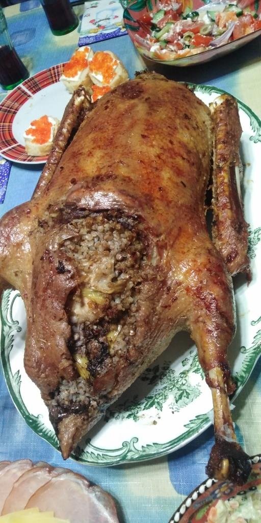 Гусь жареный с яблоками