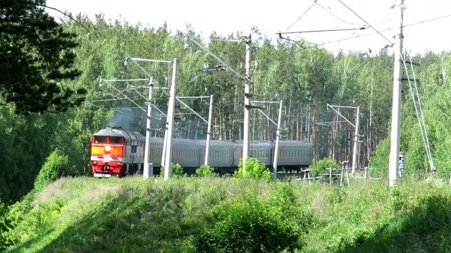Резвые пассажирские поезда пробегают мимо