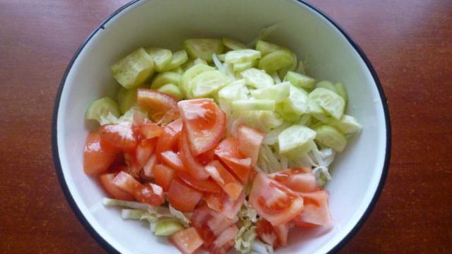 Салат из пекинской капусты с овощами