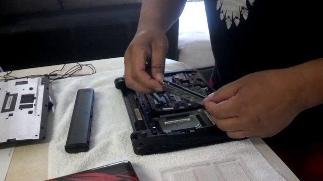 How to Replace hard drive on acer aspire one 756 in less than 3 minutes