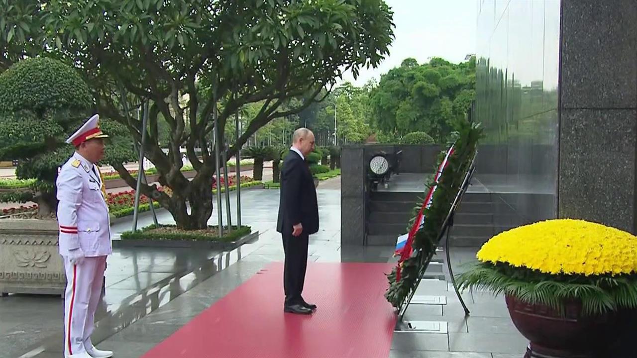 Владимир Путин возложил венок к мемориалу Павшим героям в Ханое