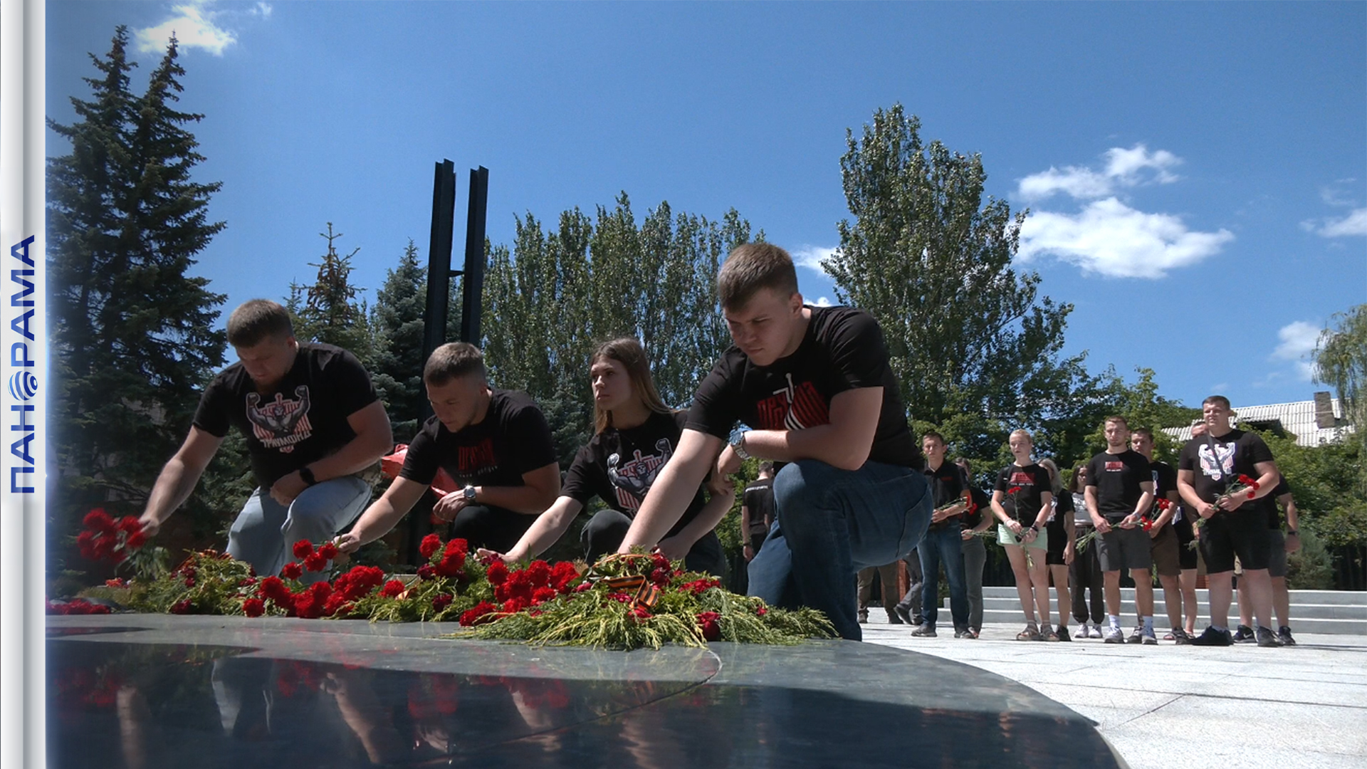 ⚡️В память о 75 тысячах невинных жертв: Народная Дружина возложила цветы к мемориалу у шахты 4/4 бис