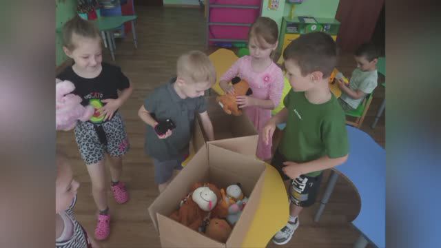 Ребята из Ефремовского детского сада передали игрушки мариупольским сверстникам