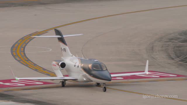 Частный самолёт HondaJet HA-420 взлетает на закате из аэропорта Пхукет.