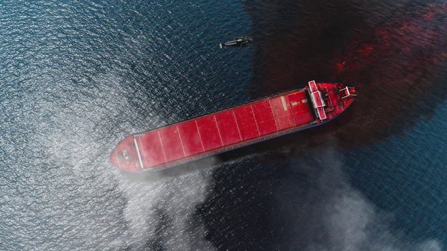 Авария танкера. Разлив нефти в океан