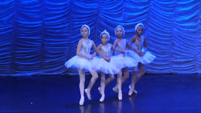 Вариация малых лебедей из балета Лебединое Озеро