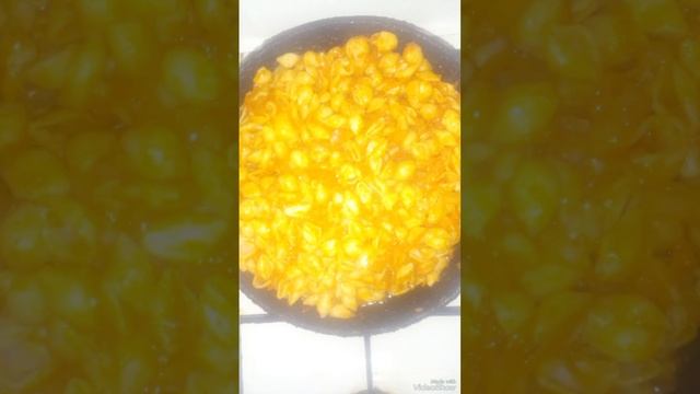 Макароны с подливкой(лук,томат паста?морковь?)?