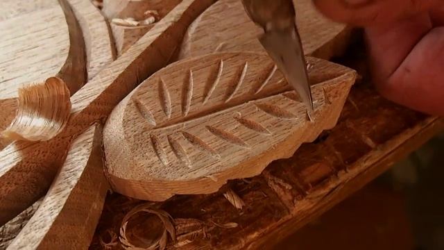 Wood carving. Рябиновый лист вырезаем