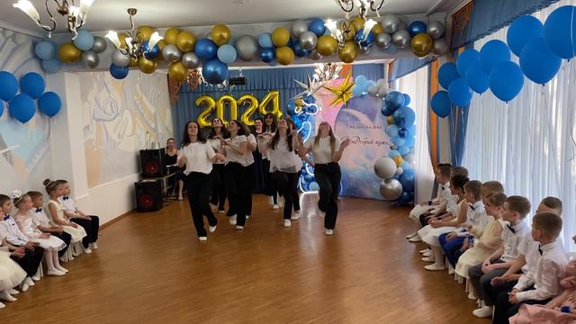 Танец-сюрприз родителей на выпускной в детском саду 2024