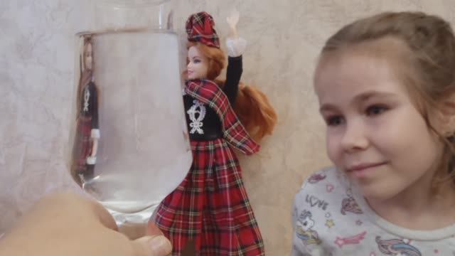 Интересный опыт со стаканом воды .