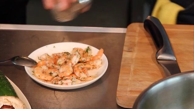 Программа "Вкусный акцент". Готовим салат "Мечта" с креветками. Гостиница "Виктория".