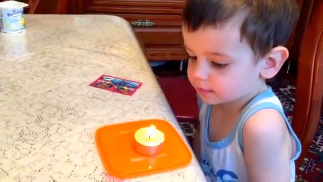 Как научить ребенка задувать свечку
