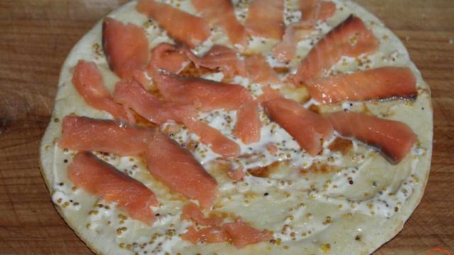 Пицца на сковороде с рыбой каперсами помидорами и сыром