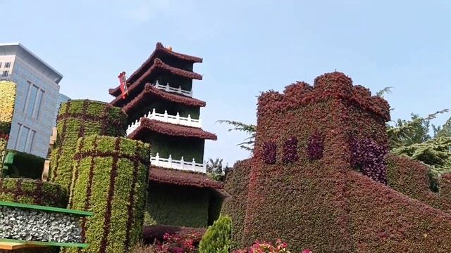 Китайские Скульптуры из Цветов у станции метро "Дундан" (Dongdan) 东单地铁站