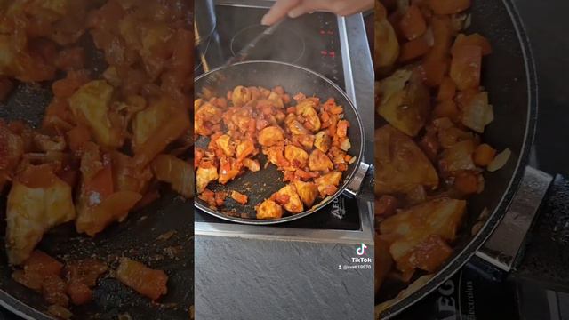 Гречка с куриной грудкой в соусе.