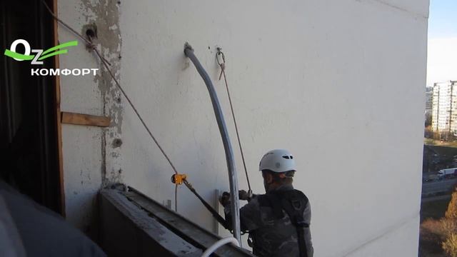 Установка кондиционера промышленным альпинистом.