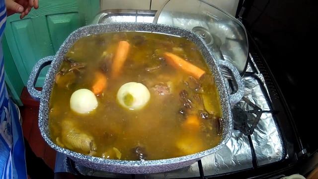 Юшка із сушених грибів, риби та курки