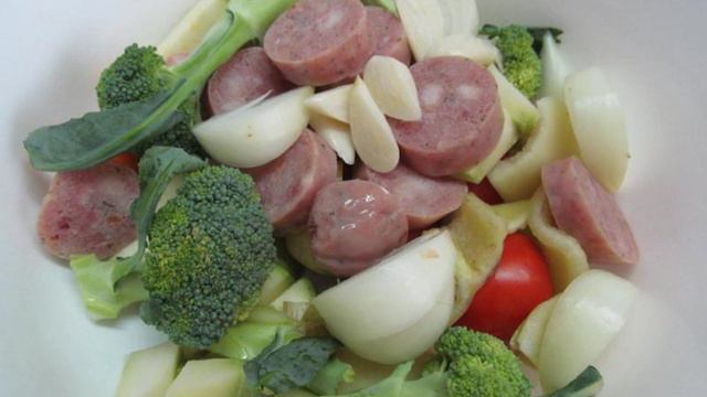 Запеченные овощи с куриной колбасой