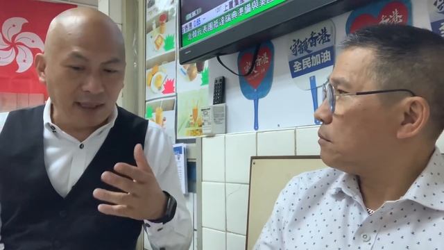 華記10.4日晚間直擊報導，香港局勢混亂，各區受到嚴重創傷，突然有位不速之客找華記不吐不是快，他叫羅兆是何俊仁認識30多年的保鈎成員，他大爆黑金政治，由愛國去釣魚島插旗到今日焚燒國旗。同一的事同一班