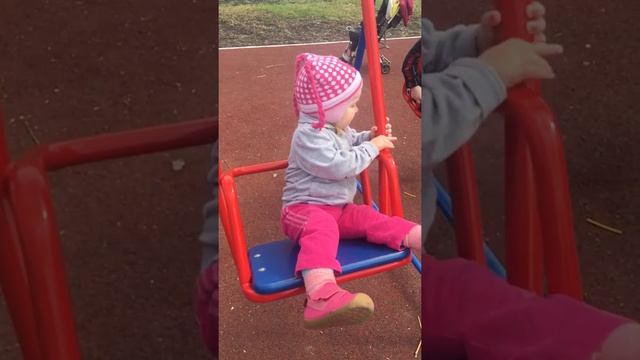 На Качелях