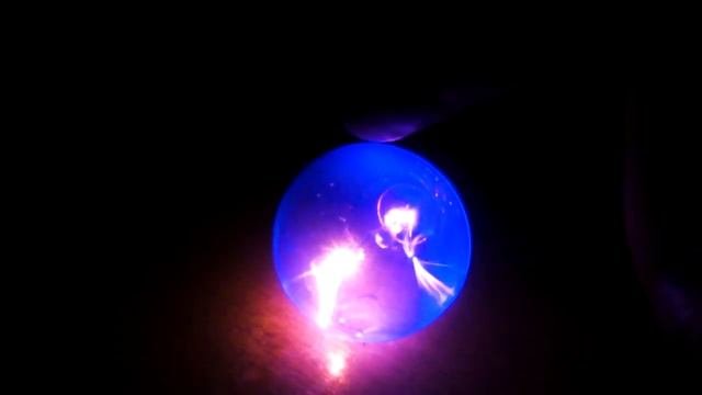Опыты с высоким напряжением - плазменный шар из лампочки \ Experiments HV - Plasma Ball