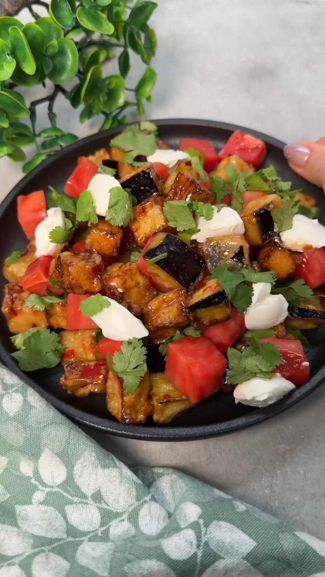 Салат с хрустящими баклажанами 🍆Еще больше рецептов - ссылка в шапке профиля☝️