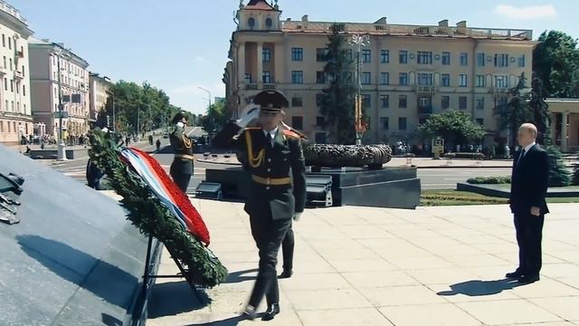 Владимир Путин в Минске возложил венок к монументу Победы.