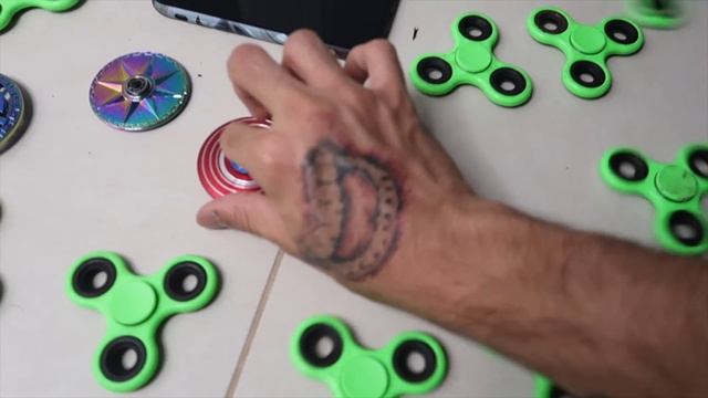 DO NOT SPIN 100 FIDGET SPINNERS AT 3AM!! *OMG SO CREEPY*