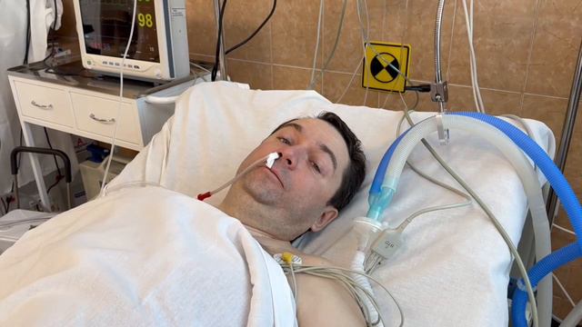 Первое видео Андрея Чибиса из больницы после нападения на негос ножом