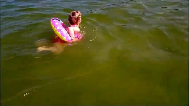 Купаемся  плаваем  в  море  Купаемся  на  круге и  матрасе   we re swimming