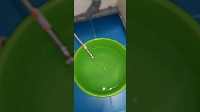 При большом напоре воды резко падает давление.