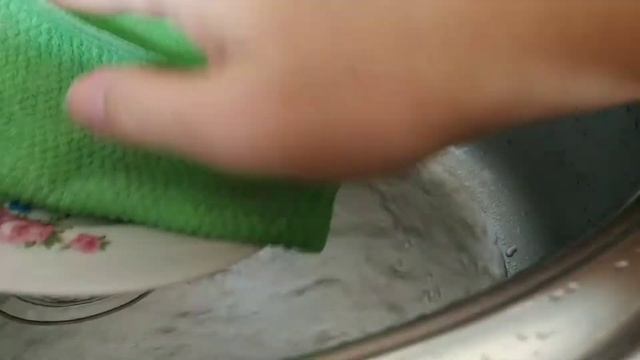 Салфетка для мытья посуды на примере жирной тарелки