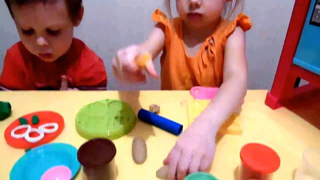 Готовим гамбургер из пластилина играем игрушечной плитой Play with stove for cooking make hamburger