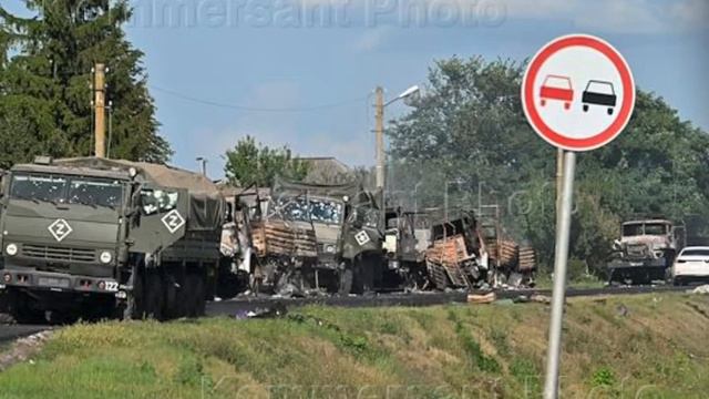 Еще кадры разбитой нашей колонны в районе Рыльска. Теперь уже точно понятно, что это был HIMARS с во