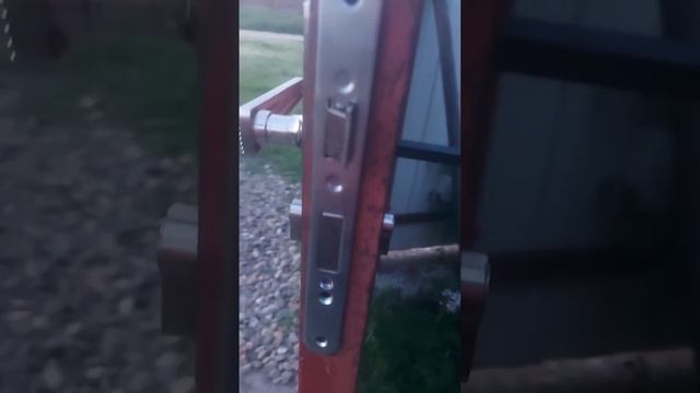 Как установить замок на калитку.