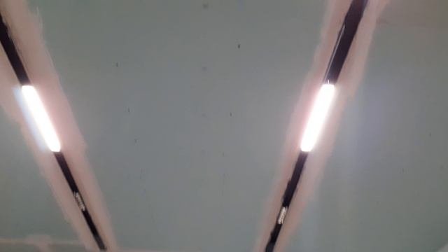 Потолок из ГКЛ с встроенными трековыми светильниками.mp4