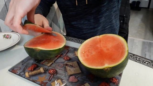 Купили арбуз зимой за 100 рублей что он из себя представляет.