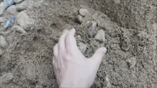 Как отделить щебень от песка, если нет специальных приспособлений