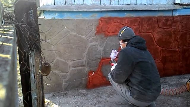Покраска стен краскопультом.