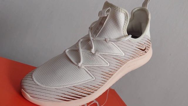 ZAPATILLA NIKE FREE TR ULTRA MTLC  AV2140 100