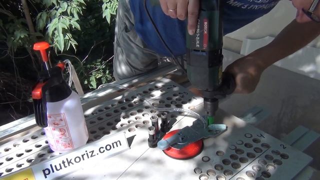 Свердління отворів в керамограніті традиційними коронками Distar і з алмазами вакуумного спікання