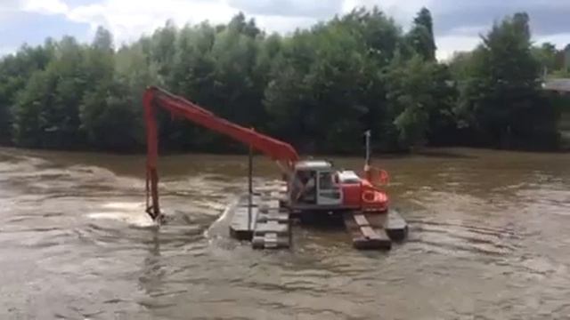 Travaux de terrassement en milieu aquatique, pelle amphibie