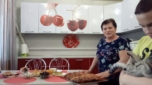 Вас приветствуют мои внуки .  Стараюсь не есть мучное ./ Мама Гуля/