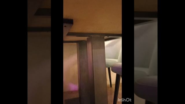 Мебельщик под столом