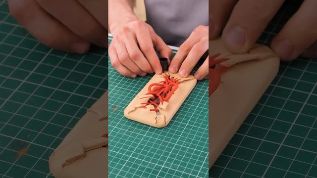 Процесс создания профессионального кожаного чехла для телефона