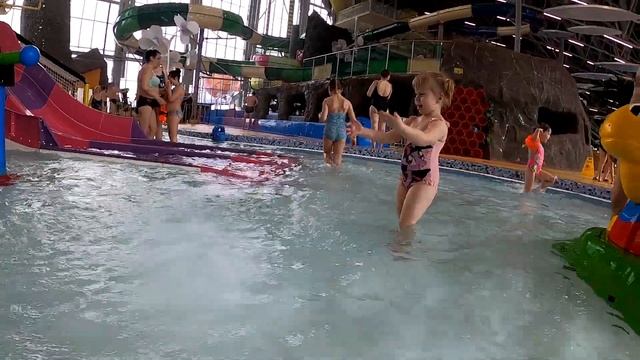 Вика и Оля едут в аквапарк