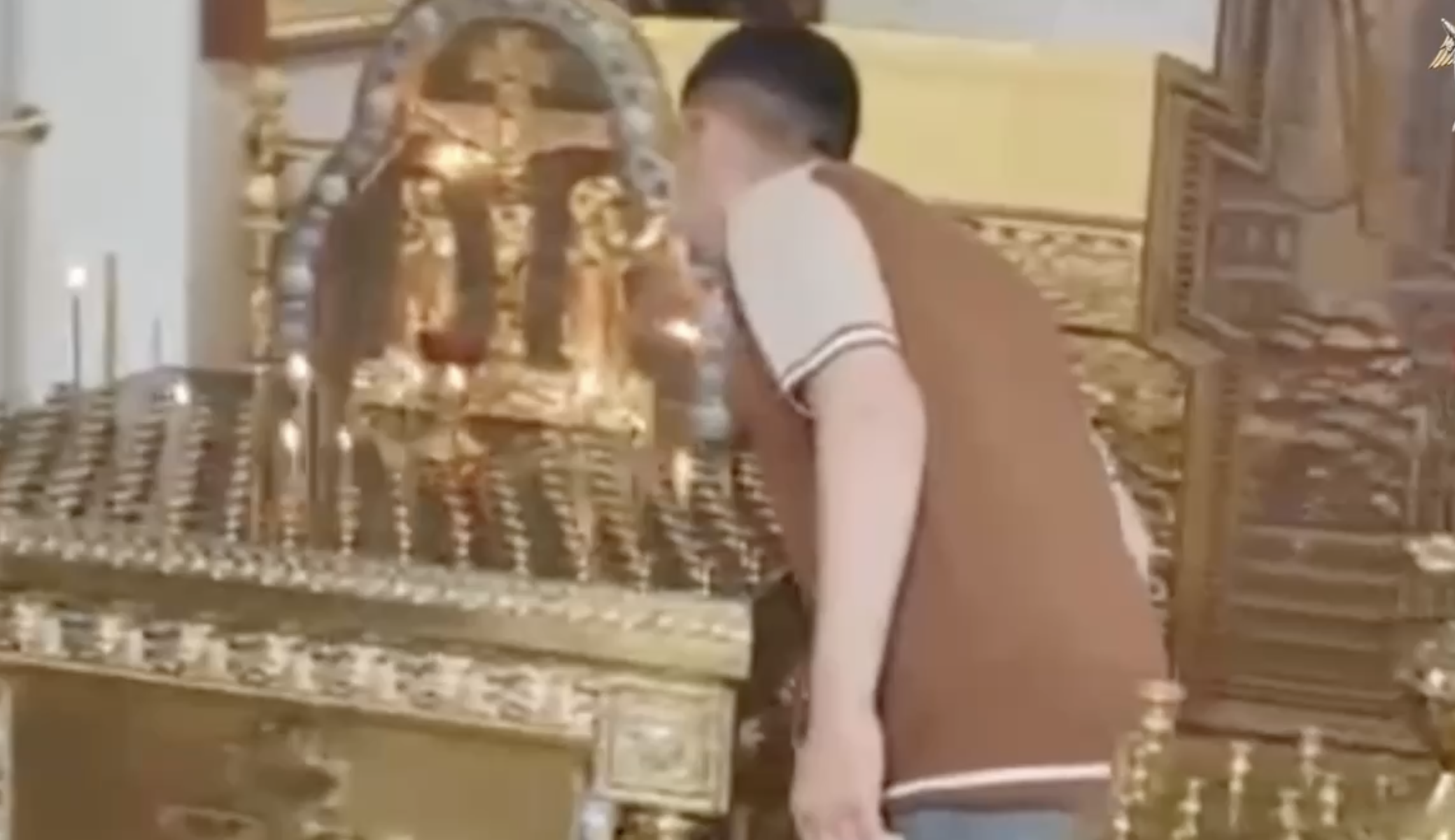 Приезжий из Таджикистана потушил свечи в московском храме