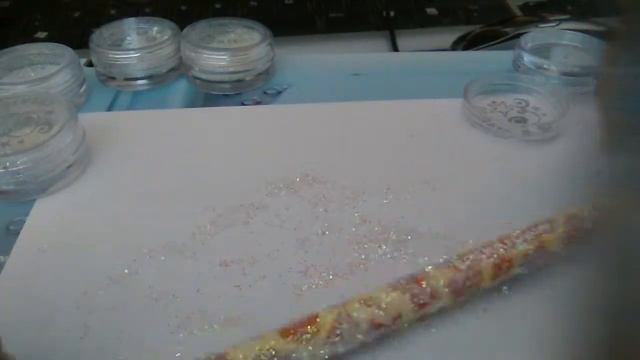 Красим карандаш в блёстки