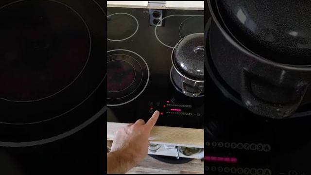 Кухня угловая с варочной панелью и вытяжкой