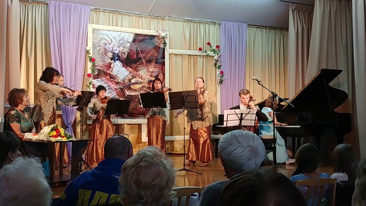 Вера с ансамблем скрипачей.